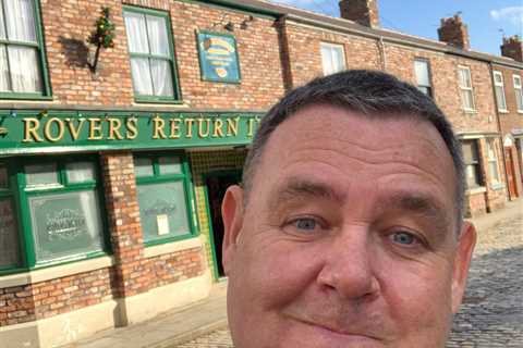 Coronation Street Star Signs New Contract