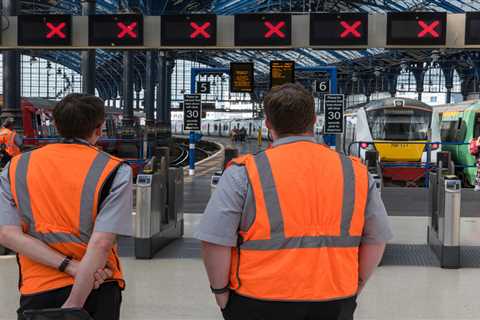 Transport Secretary urges rail industry to modernize for seven-day service