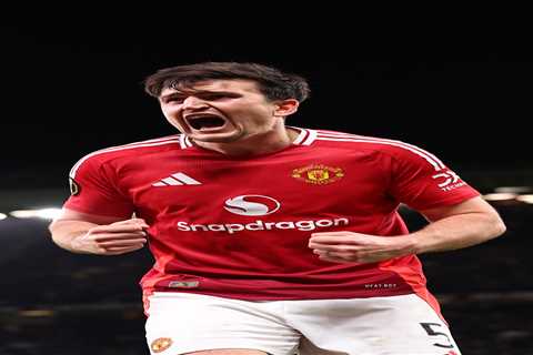 Old Trafford's Walkout Mob Gets Roasted by Injured Zirkzee After THAT Comeback