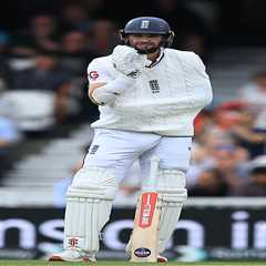 ‘Amazing drama’ – Chris Woakes bats ONE-HANDED with injured arm in sling as Piers Morgan leads..
