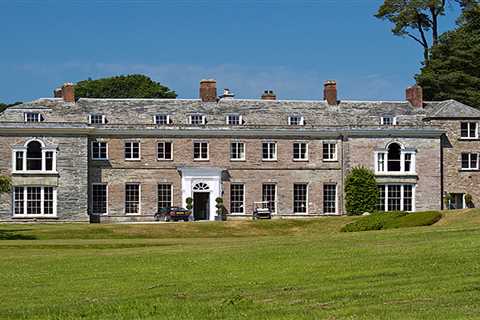This Gorgeous Manor House Had Millions Glued to Their TVs – But Can You Actually Name the Show?